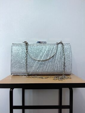 Stilla Silver Shimmer Kiss Lock Evening Clutch with Chain Strap – OS EUC